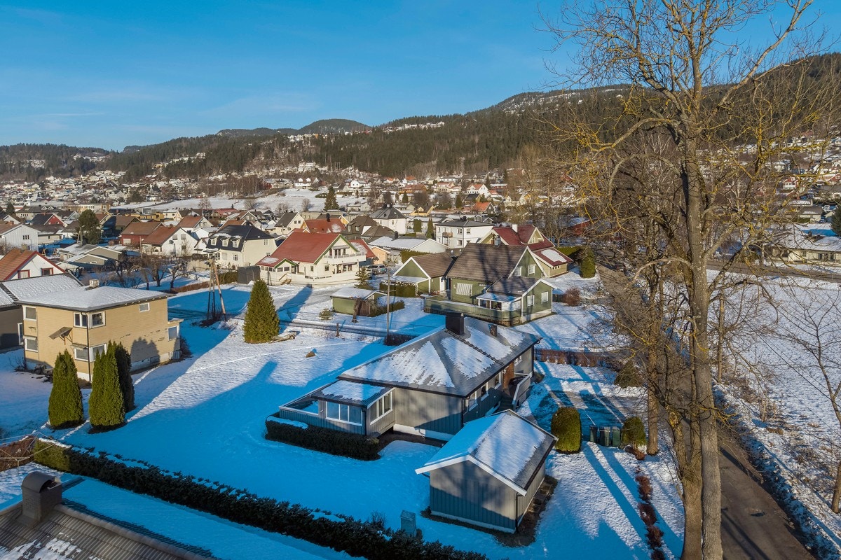 Eneboligen ligger fint plassert på en flat, velstelt tomt på 721,5 kvm. Galleribilde