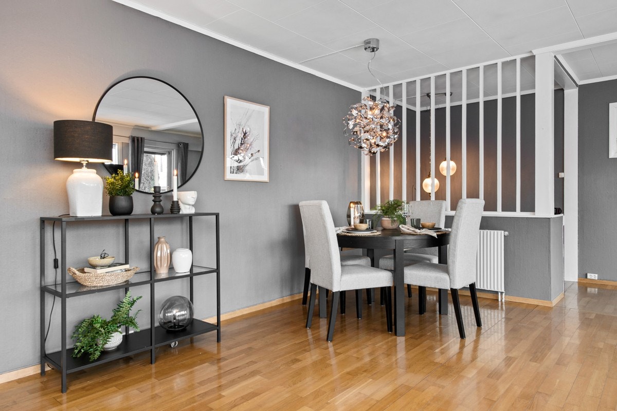 Stuen har god plass til en romslig spisestue. Galleribilde