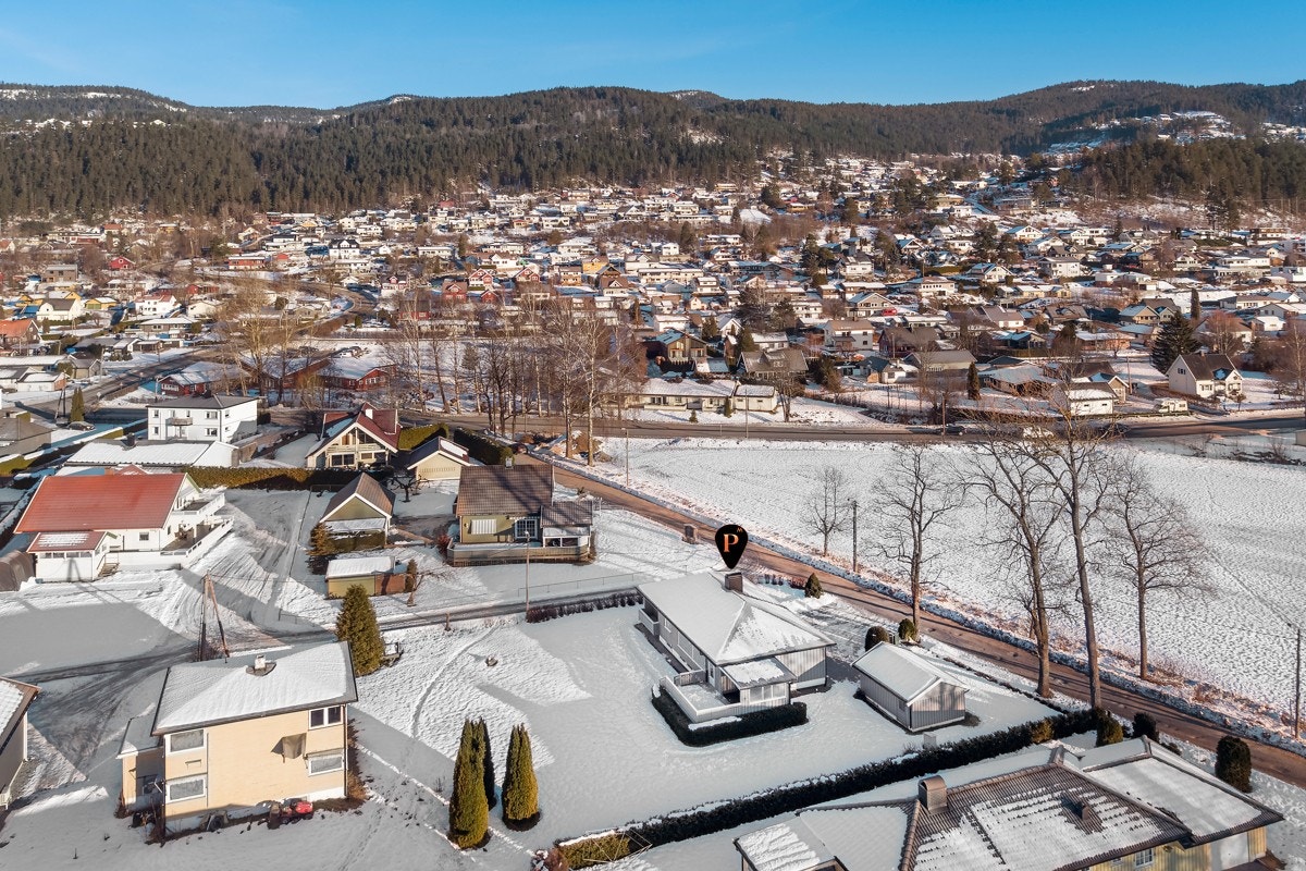 Boligen ligger fint til i et etablert boligfelt, og har umiddelbar nærhet til busstopp og barnehage. Galleribilde