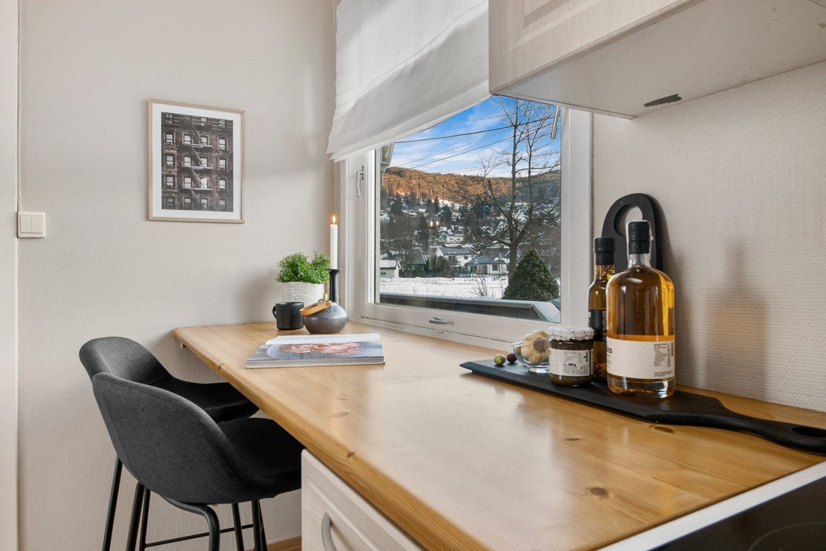 Kjøkkenbenken er det etablert en barløsning med spiseplass for to. Galleribilde