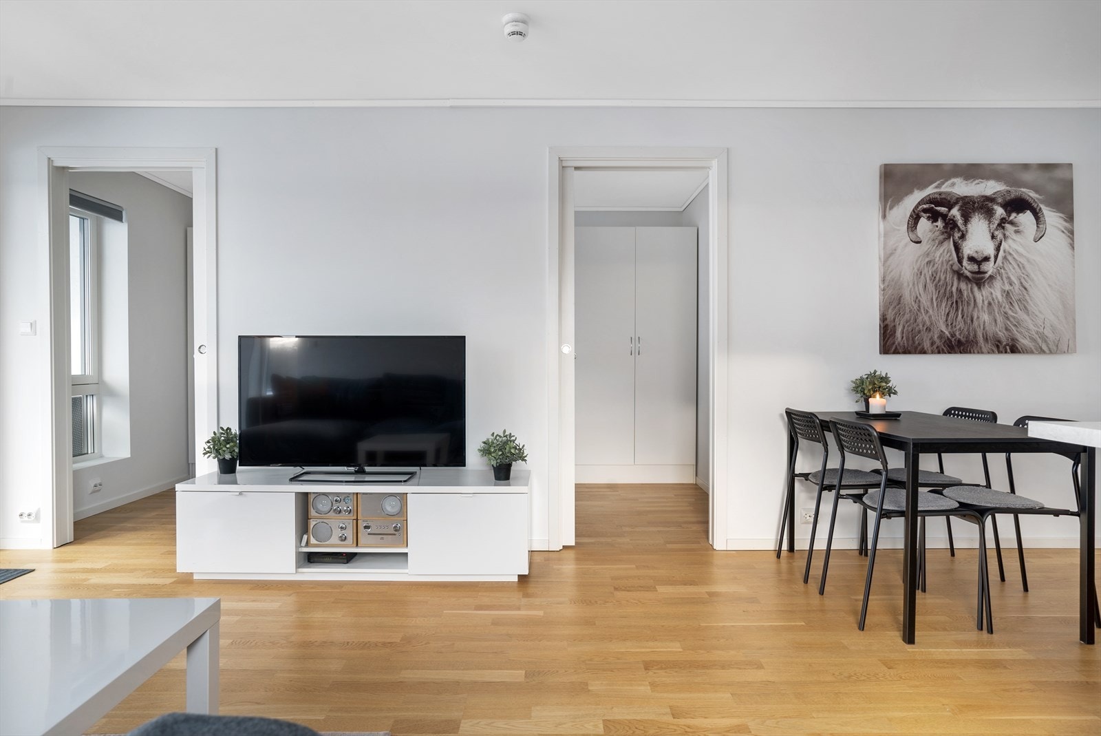 Romslig stue med plass til spisebord og sofagruppe Galleribilde