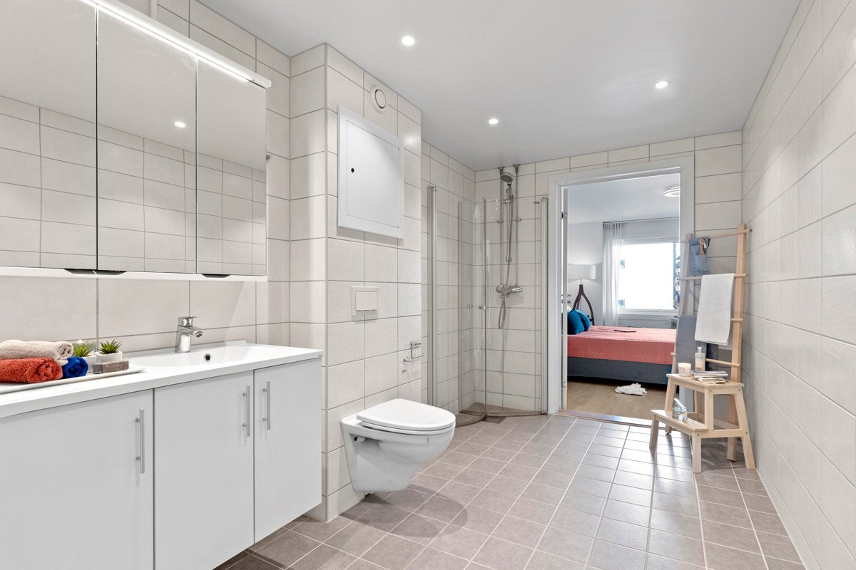 Delikat flislagt bad med downlights og gulvvarme, oppgradert i regi av borettslaget i 2018. Galleribilde