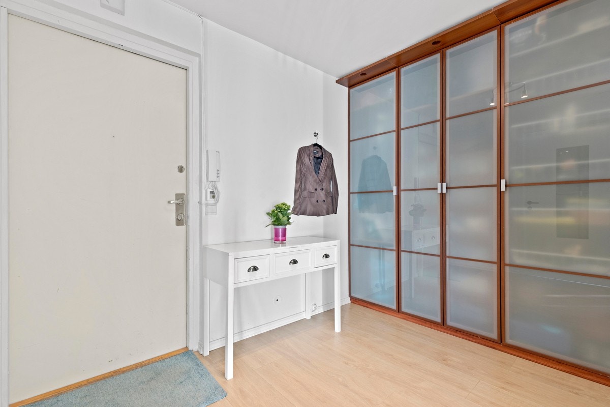 I entré/gang er det en stor garderobe. Galleribilde