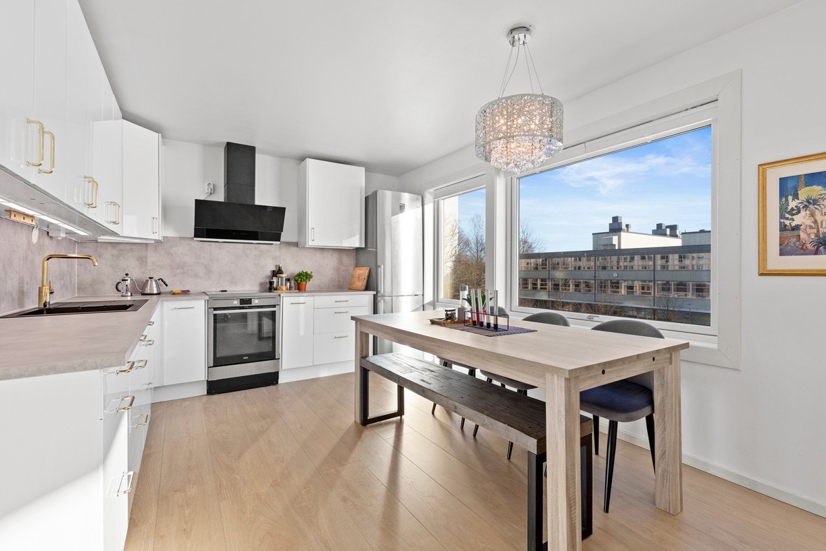 Lekkert kjøkken i åpen løsning med glatte fronter fra IKEA (nye fronter 2020). Galleribilde