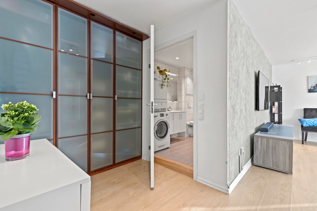 Ditt første møte med leiligheten er en trivelig entré. Galleribilde