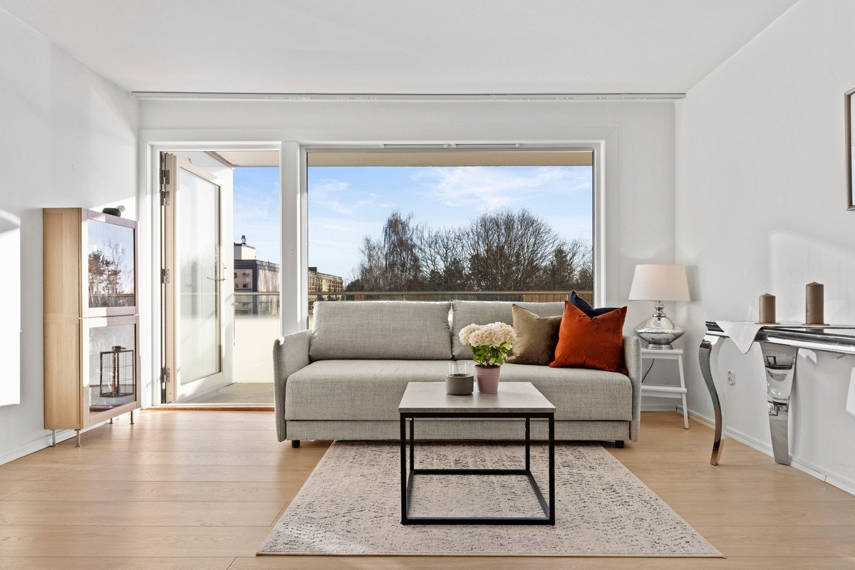 Leiligheten har en lys og luftig stue med utgang til balkongen. Galleribilde