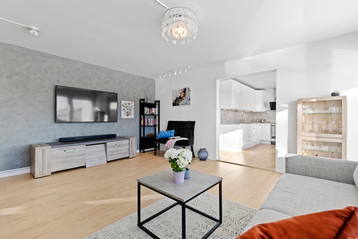 Åpen løsning mot kjøkkenet skaper en fri og sosial atmosfære i rommet. Galleribilde