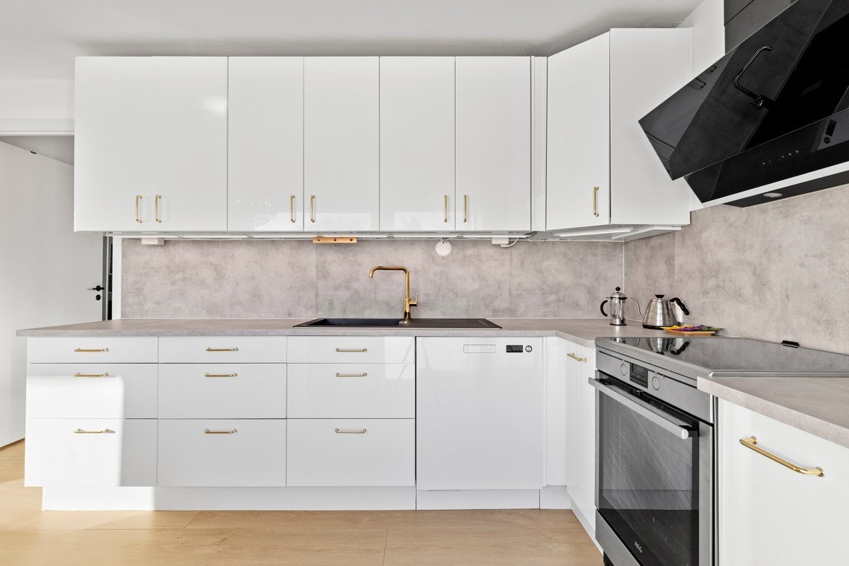 Laminat benkeplate, komfyr fra AEG med induksjonstopp samt ventilator med kullfilter. Galleribilde