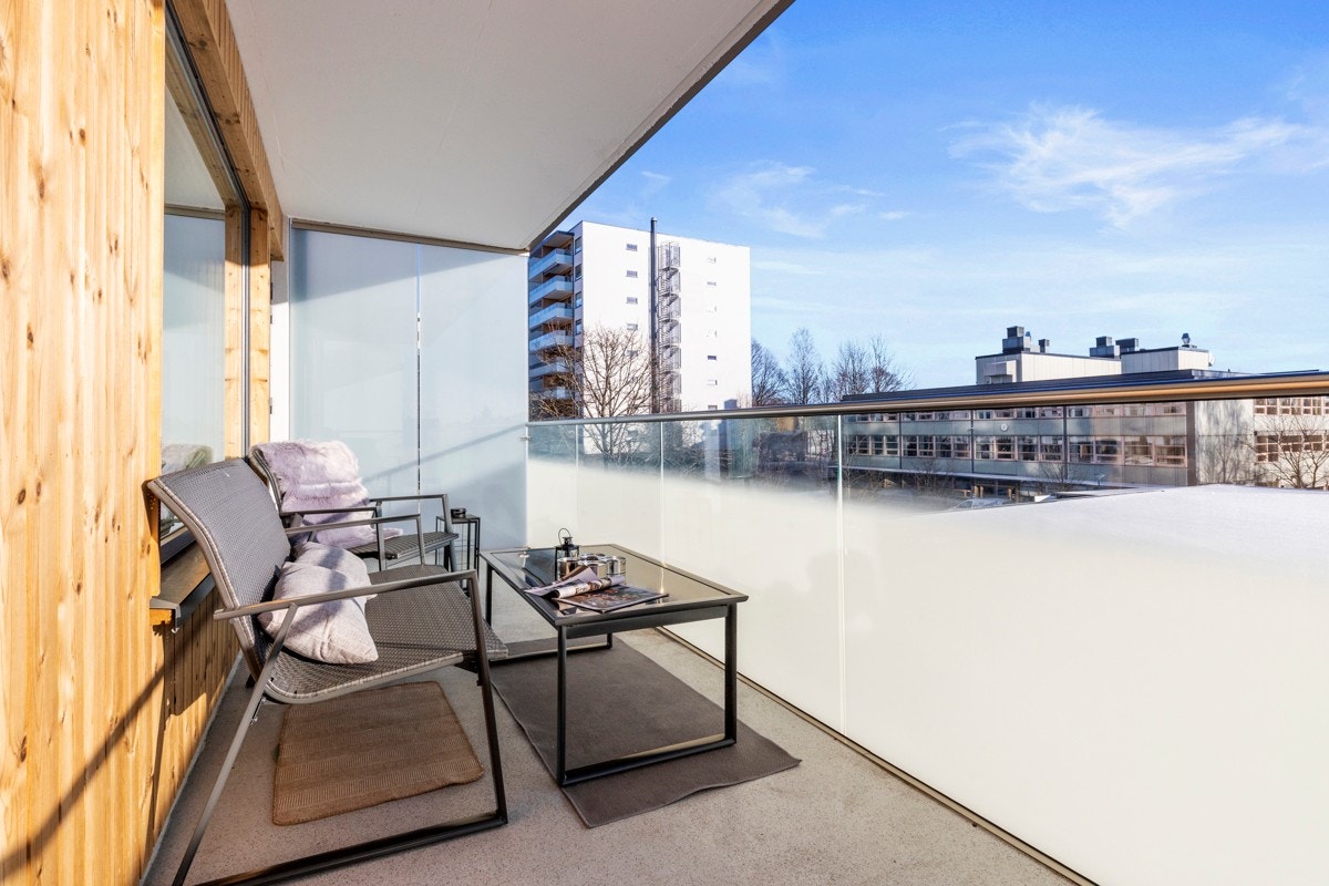 Fra stuen er det utgang til en sydvendt balkong på ca. 11 m2. Galleribilde