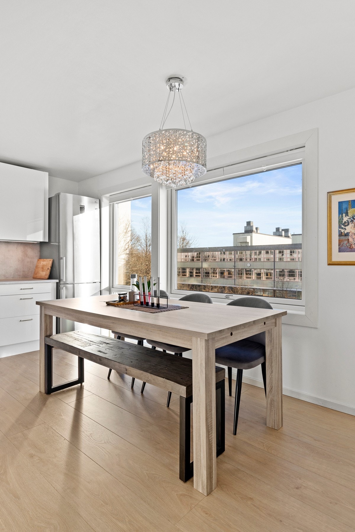 Det ble lagt nytt laminatgulv på kjøkkenet i 2020. Galleribilde