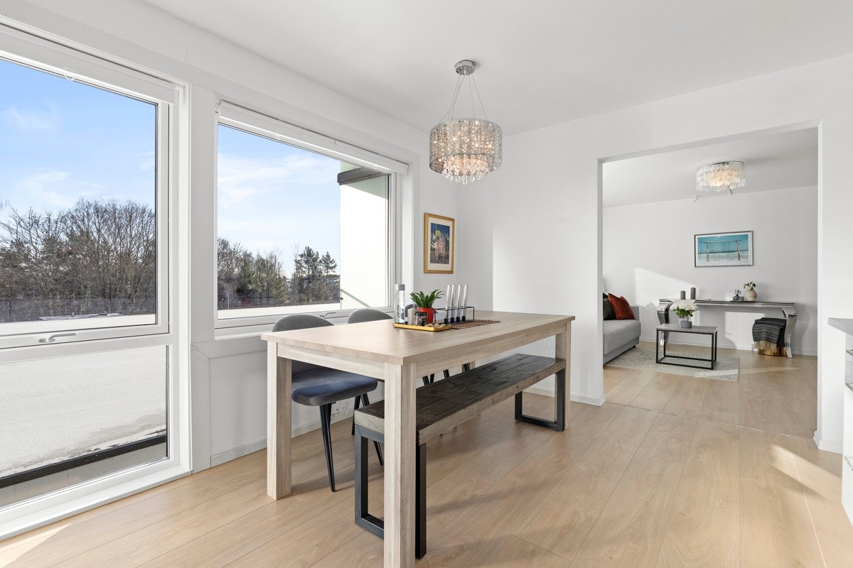 Rikelig med lys og god plass til spisebord på kjøkkenet. Galleribilde