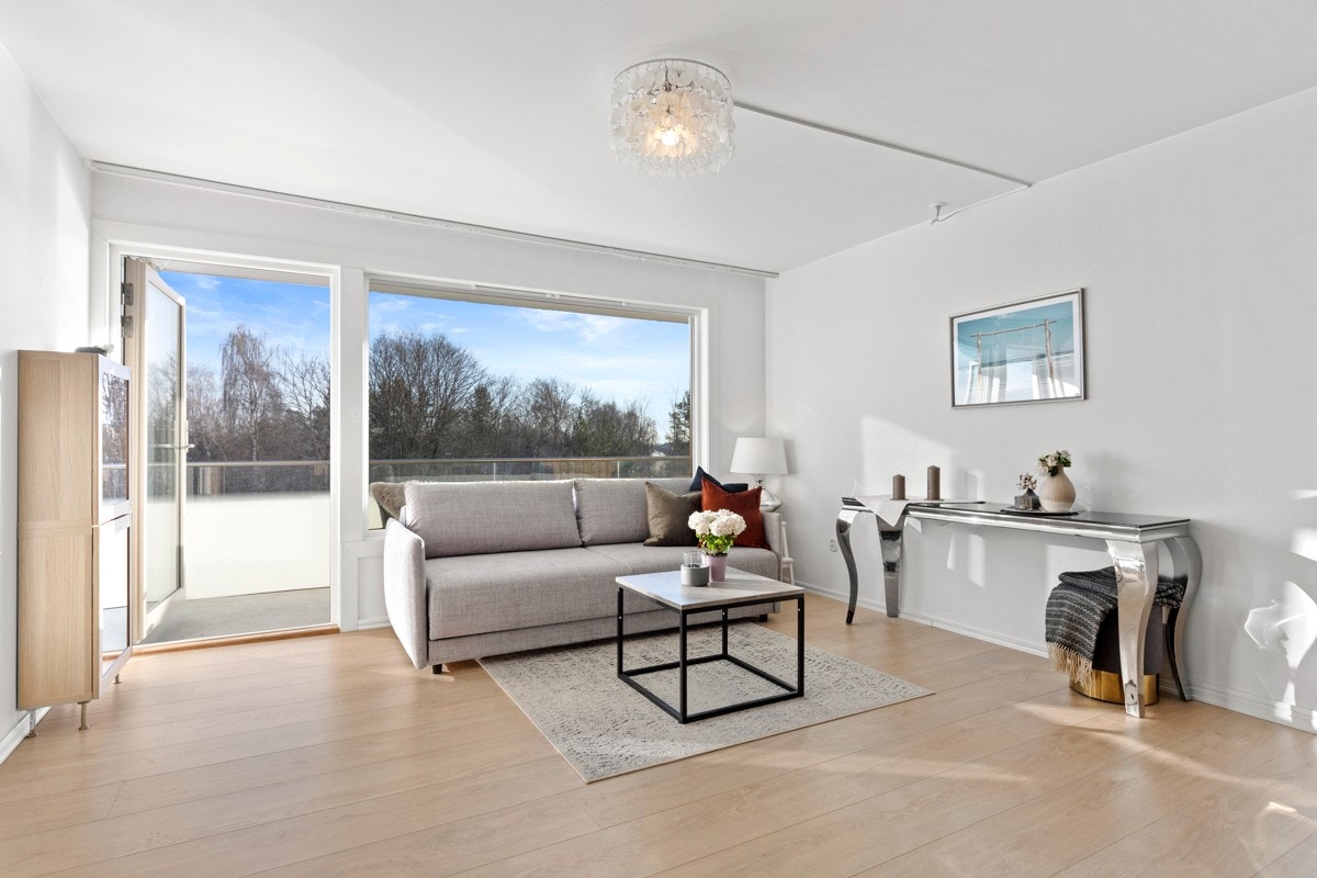 Fin og luftig stue med en stor vindusflate som slipper inn rikelig med naturlig lys. Galleribilde