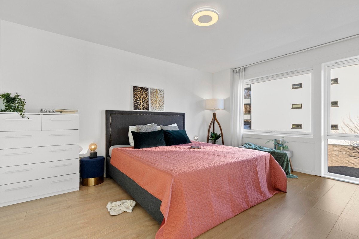 Romslig hovedsoverom. I 2020 ble det lagt nytt laminatgulv i hele leiligheten. Galleribilde