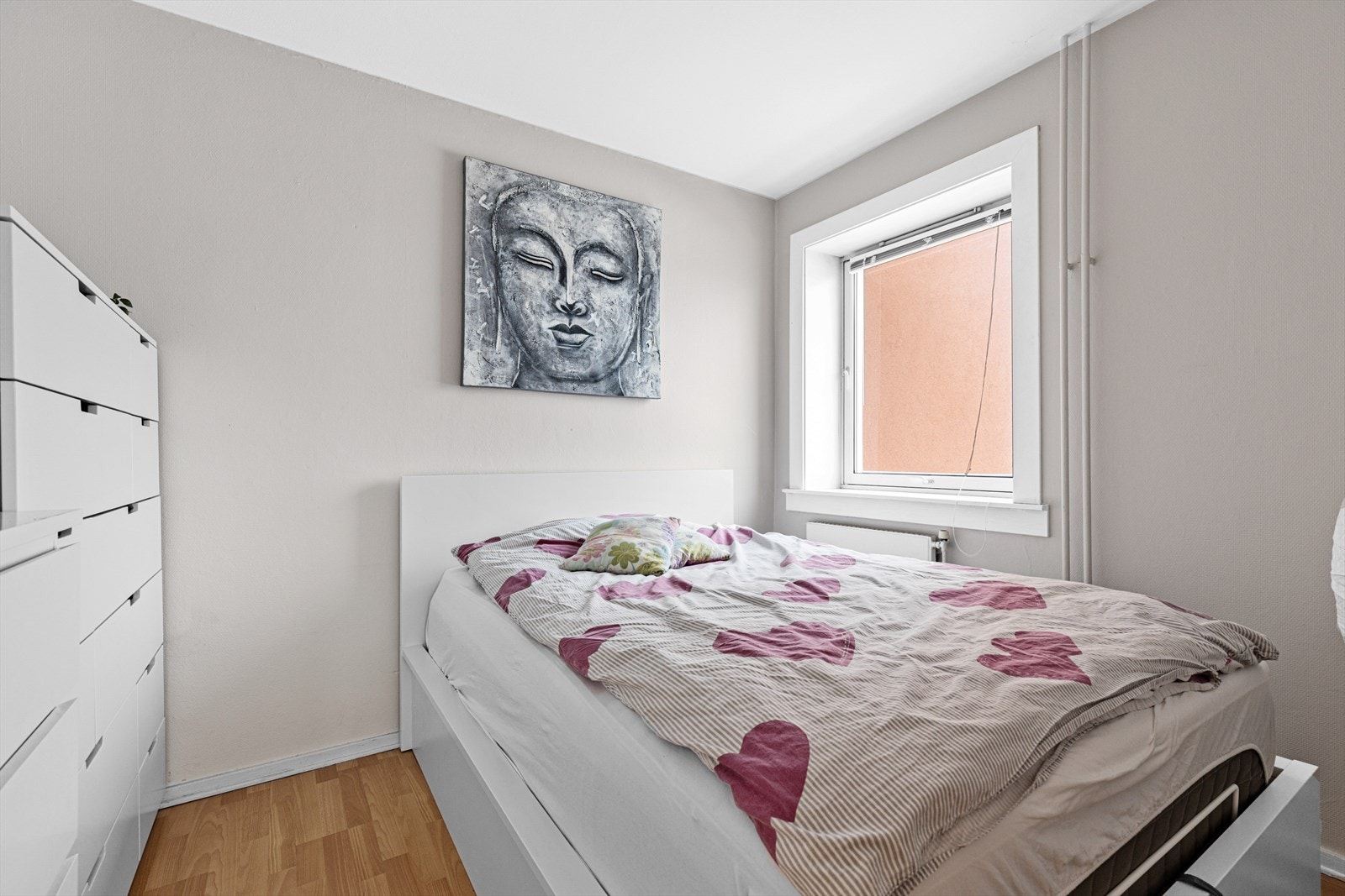 Soverom med god plass til dobbeltseng og møblement Galleribilde