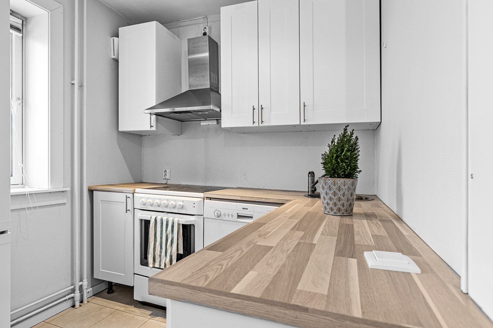 Svært praktisk kjøkken med benkeplass Galleribilde