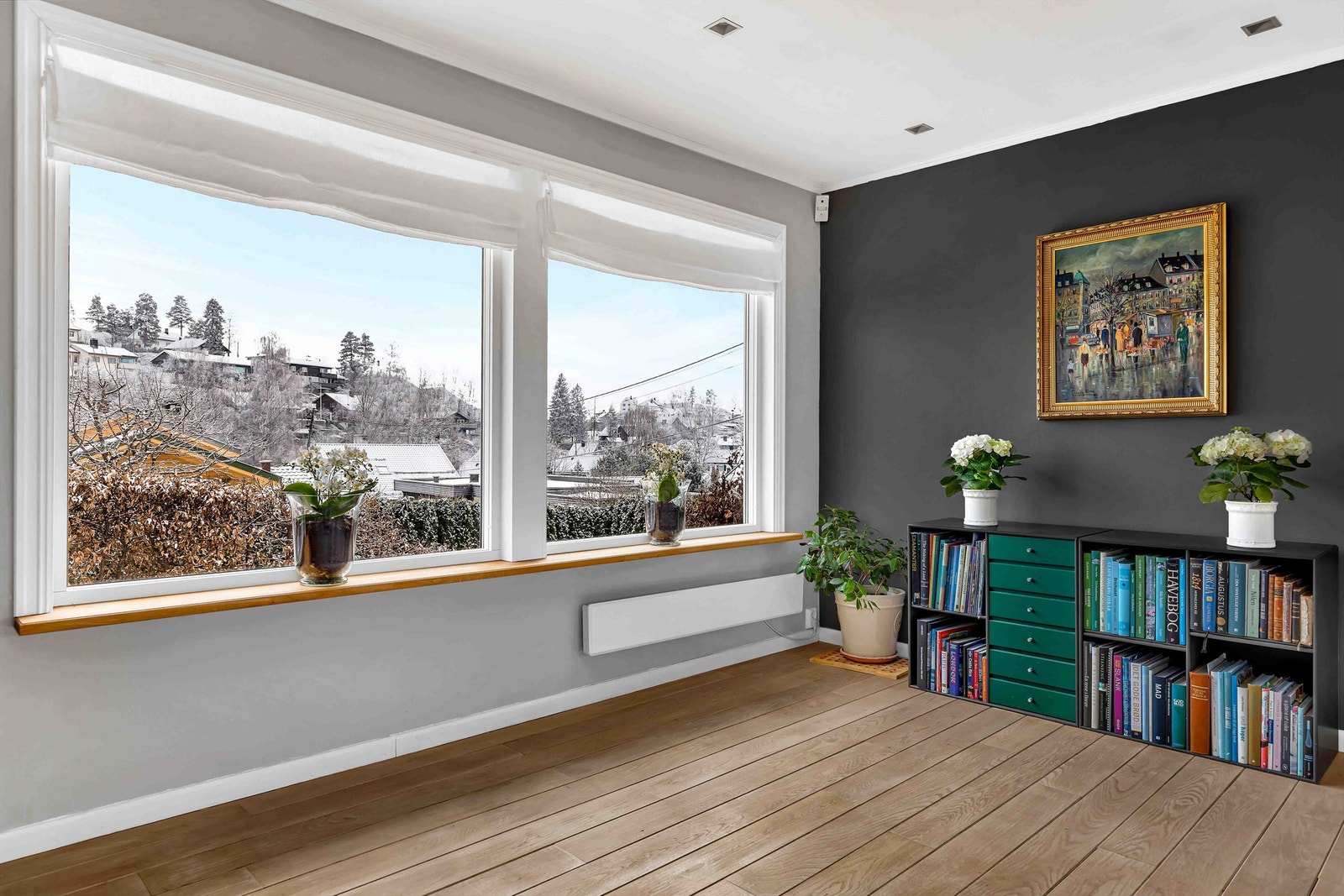 Stuen er av god størrelse, og har godt med lysinnslipp Galleribilde