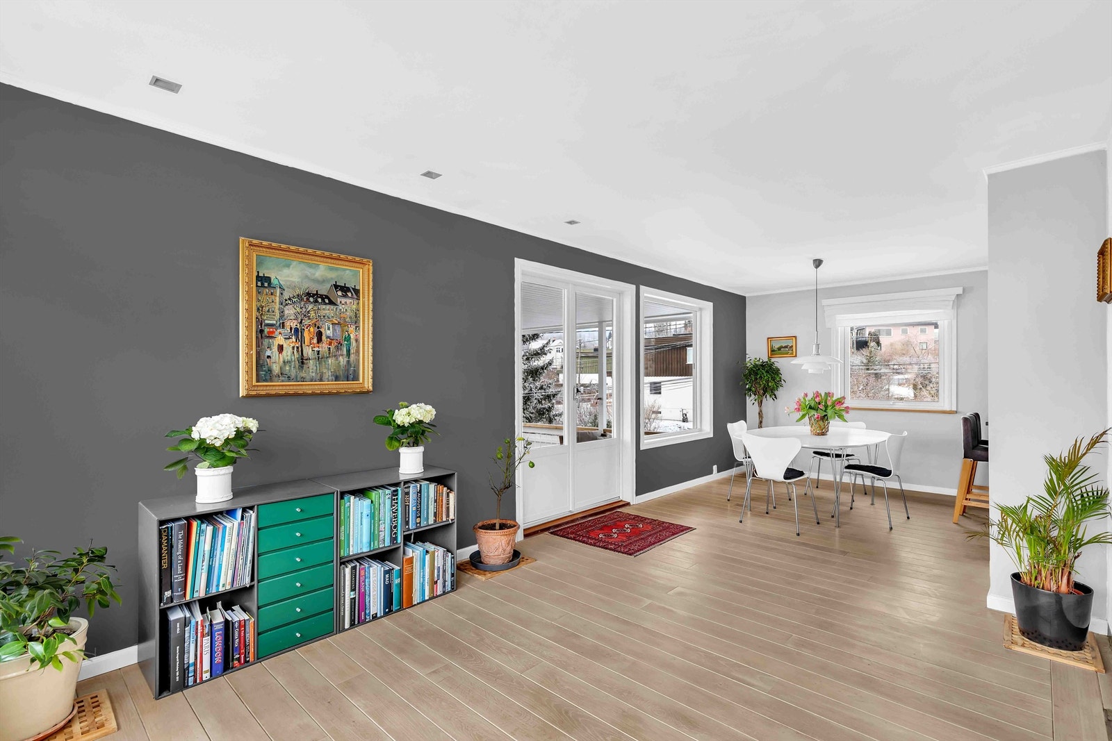 Flott stue med plass for sofa- og spisegruppe Galleribilde