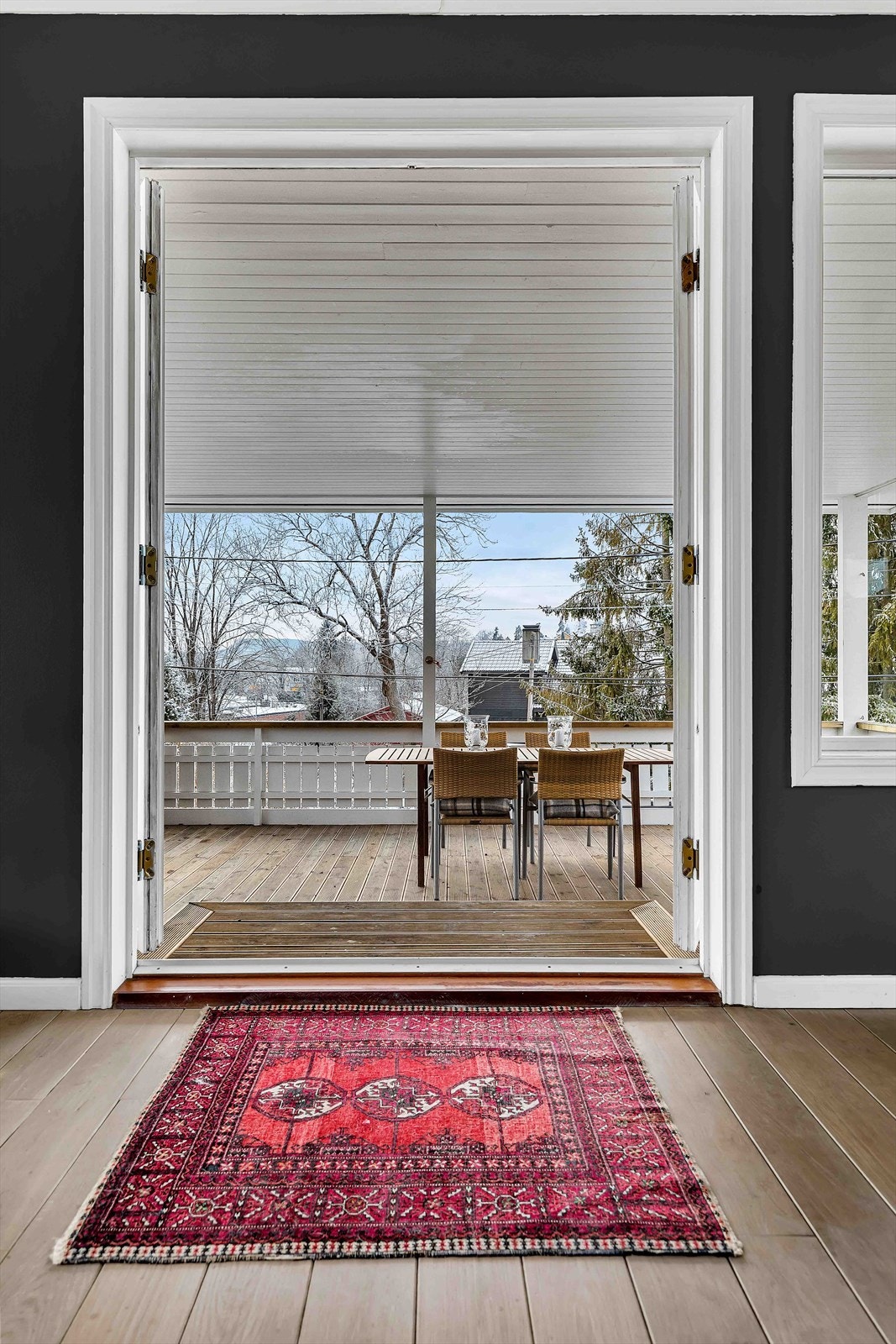 Fra stuen har du utgang til terrassen Galleribilde