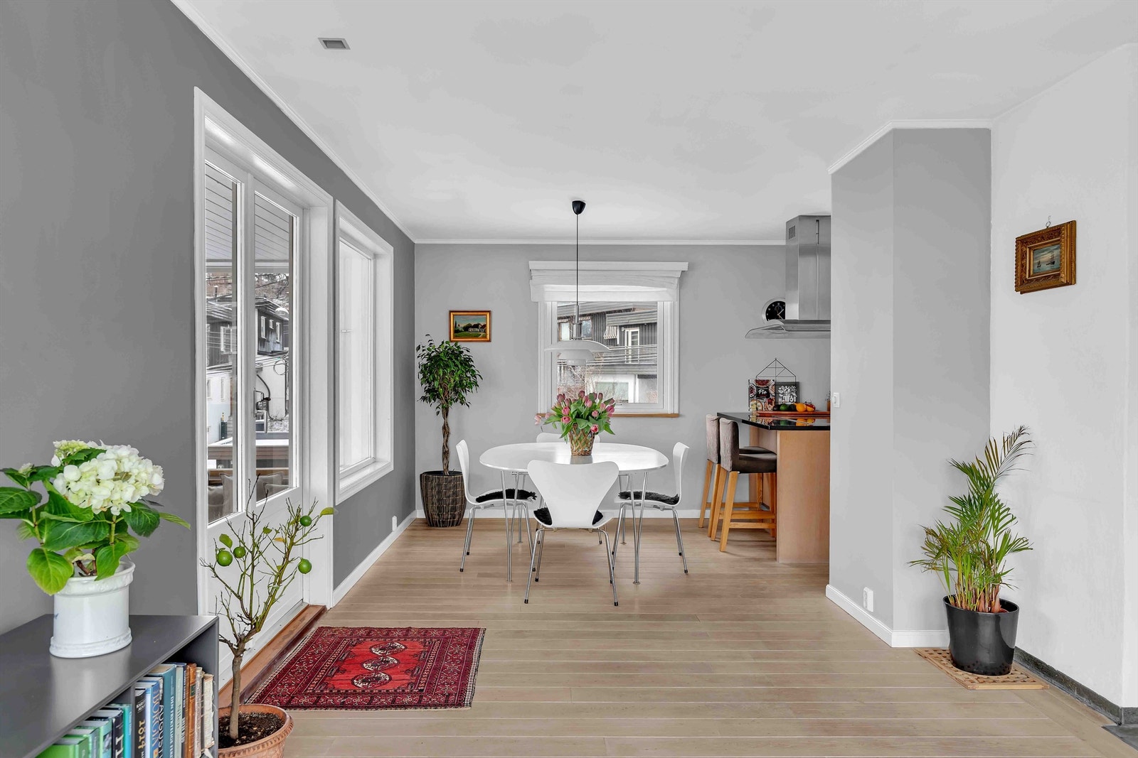 Flott stue med plass for sofa- og spisegruppe Galleribilde