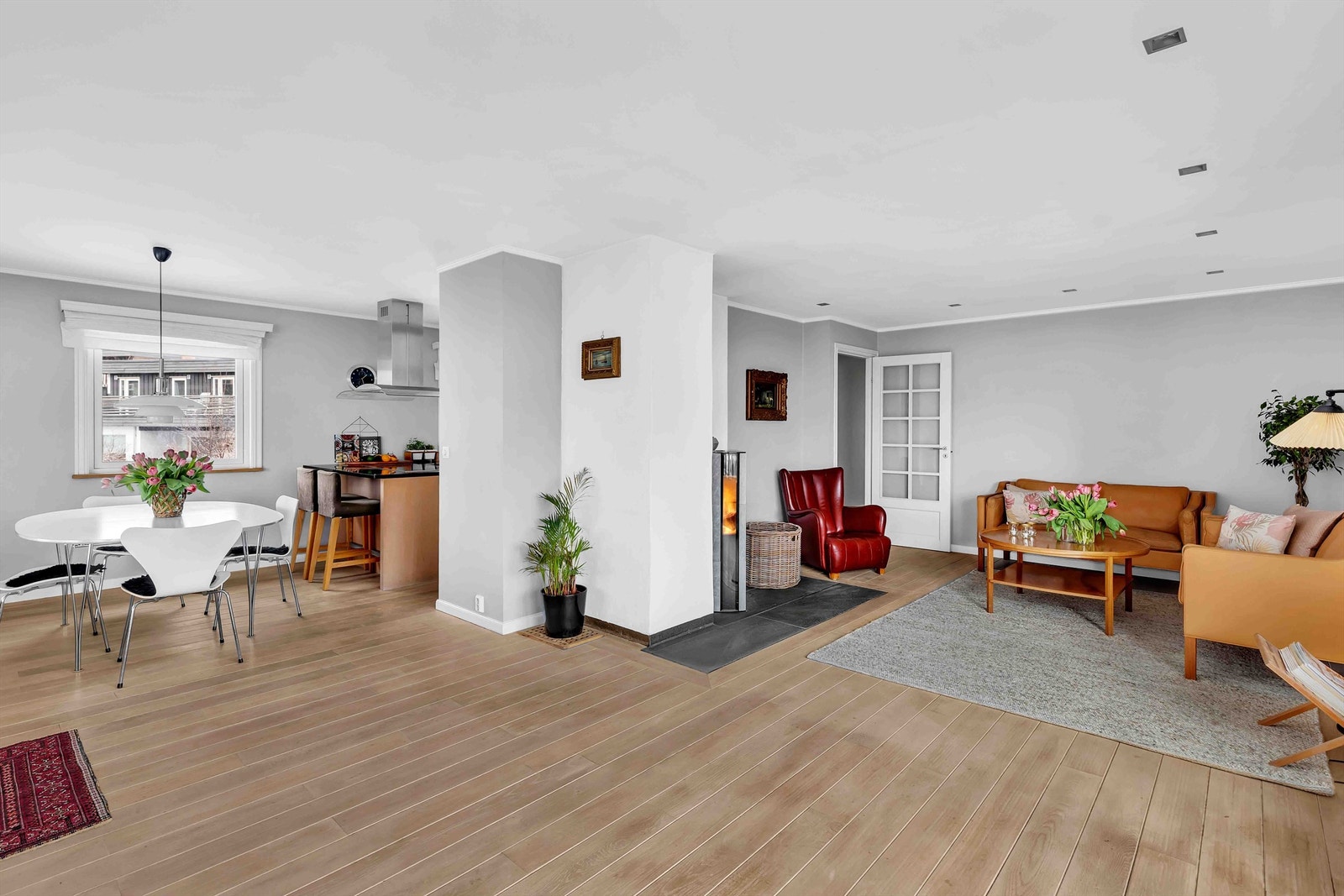 Flott stue med plass for sofa- og spisegruppe Galleribilde