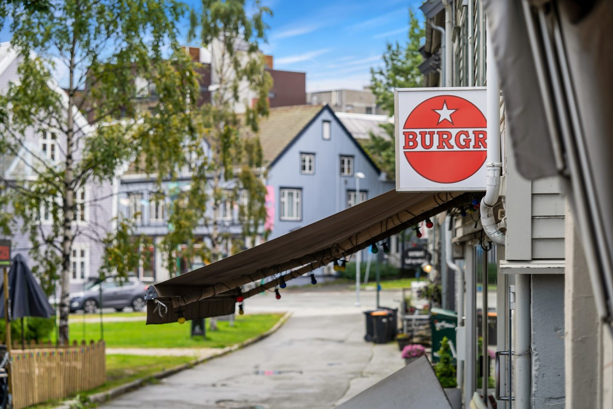 Fra leilighten er det gangavstand til flere av byen servicetilbud, både hva gjelder kultur og bespisning