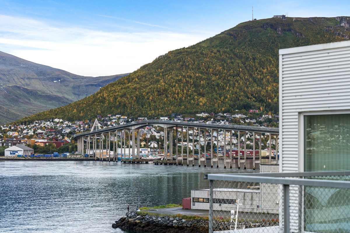 Nydelig utsikt med frie fasader mot vest, øst og nord, med gode utsikts- og solforhold!