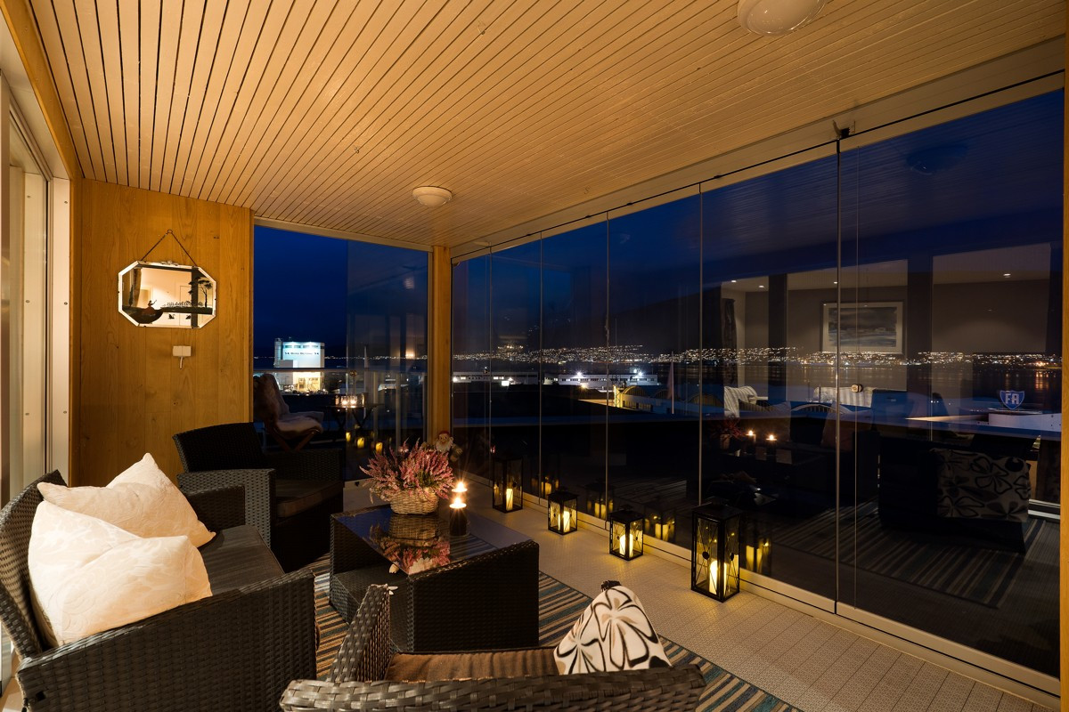 Utgang fra stuen til innglasset terrasse med takoverbygg - her er innglasset del er på 11 kvm
