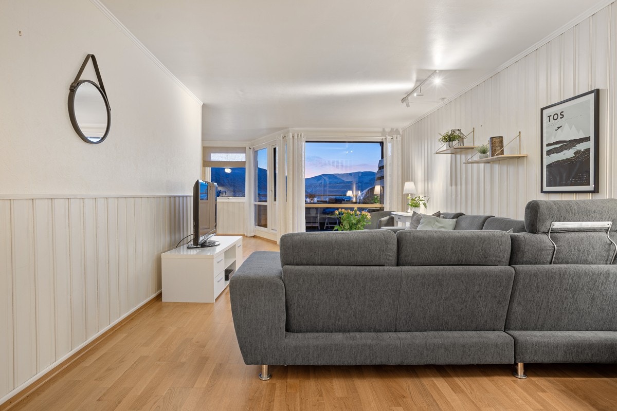 Her er det store vinduer med utsikt mot Tromsøysundet og Kvaløya Galleribilde