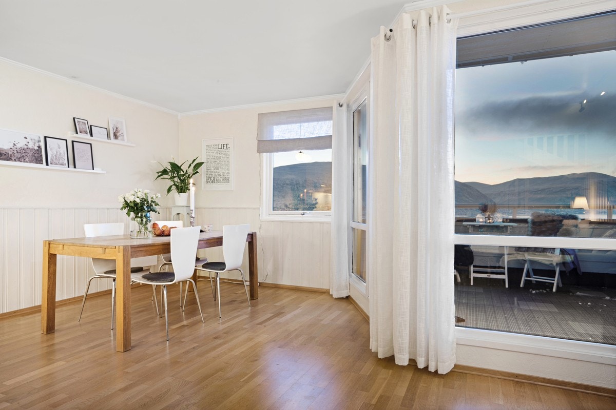 Det er åpen løsning mellom stue og kjøkken, noe som gir mange møbleringsmuligheter Galleribilde