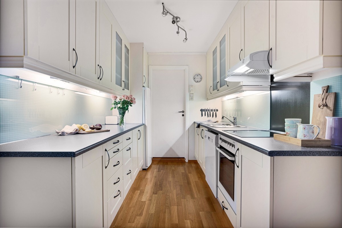 Stort kjøkken med mye skap- og benkeplass Galleribilde