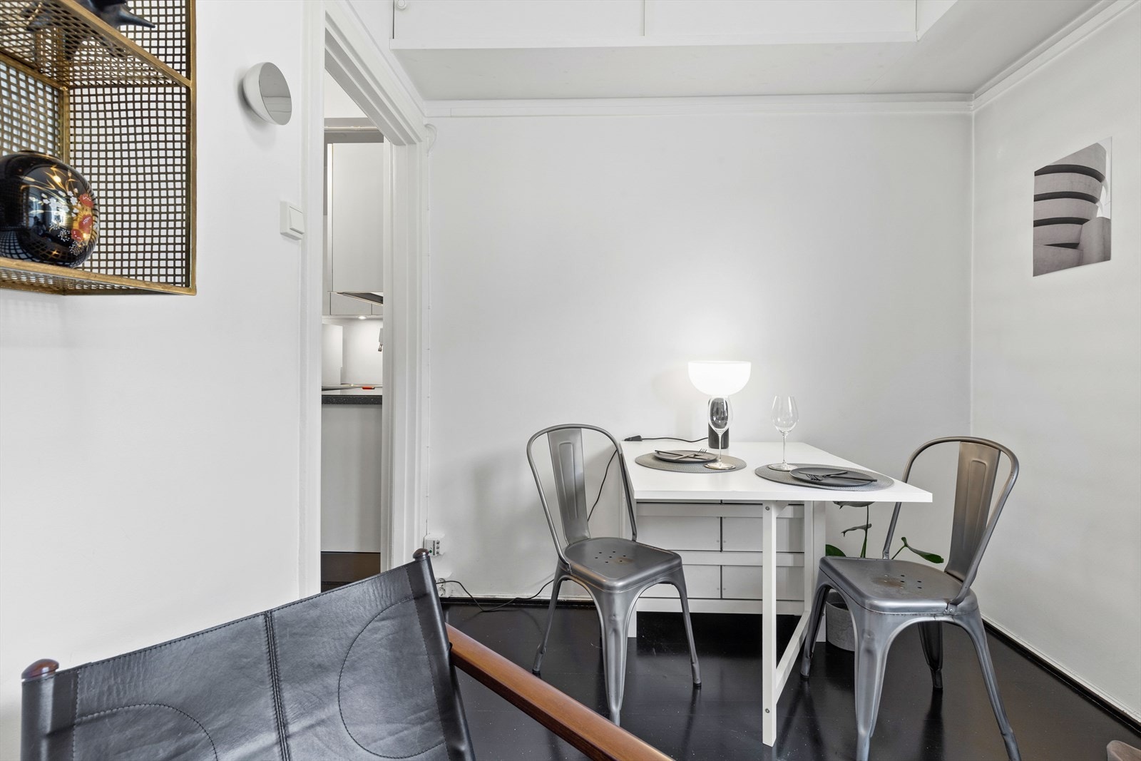 Smarte hyller oppunder taket som gir mulighet for lagring. Galleribilde