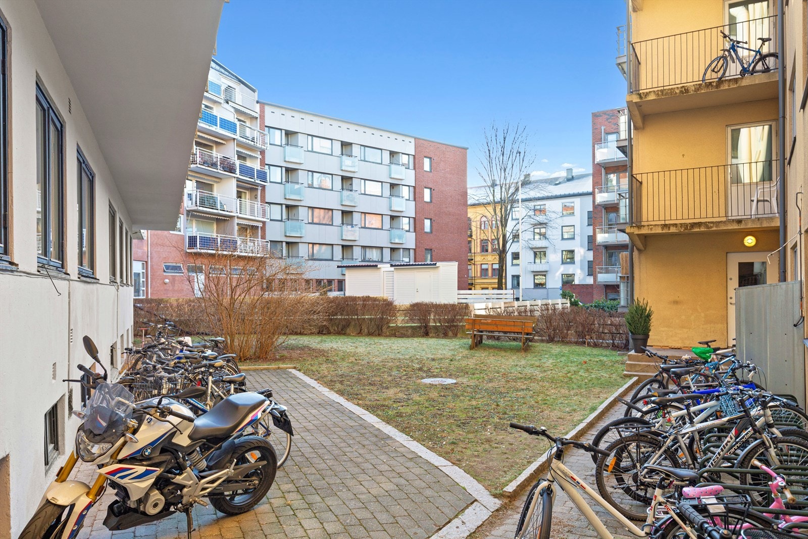 Fin bakgård med mulighet til å sette fra seg sykkel. Galleribilde