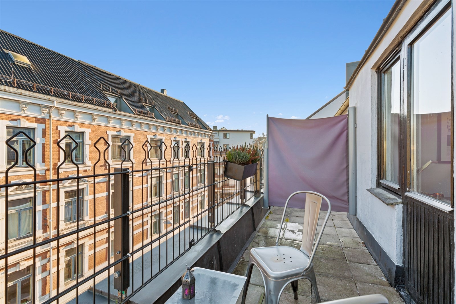 Leiligheten har en fantastisk terrasse på hele 5,5 kvm. med flotte solforhold. Galleribilde