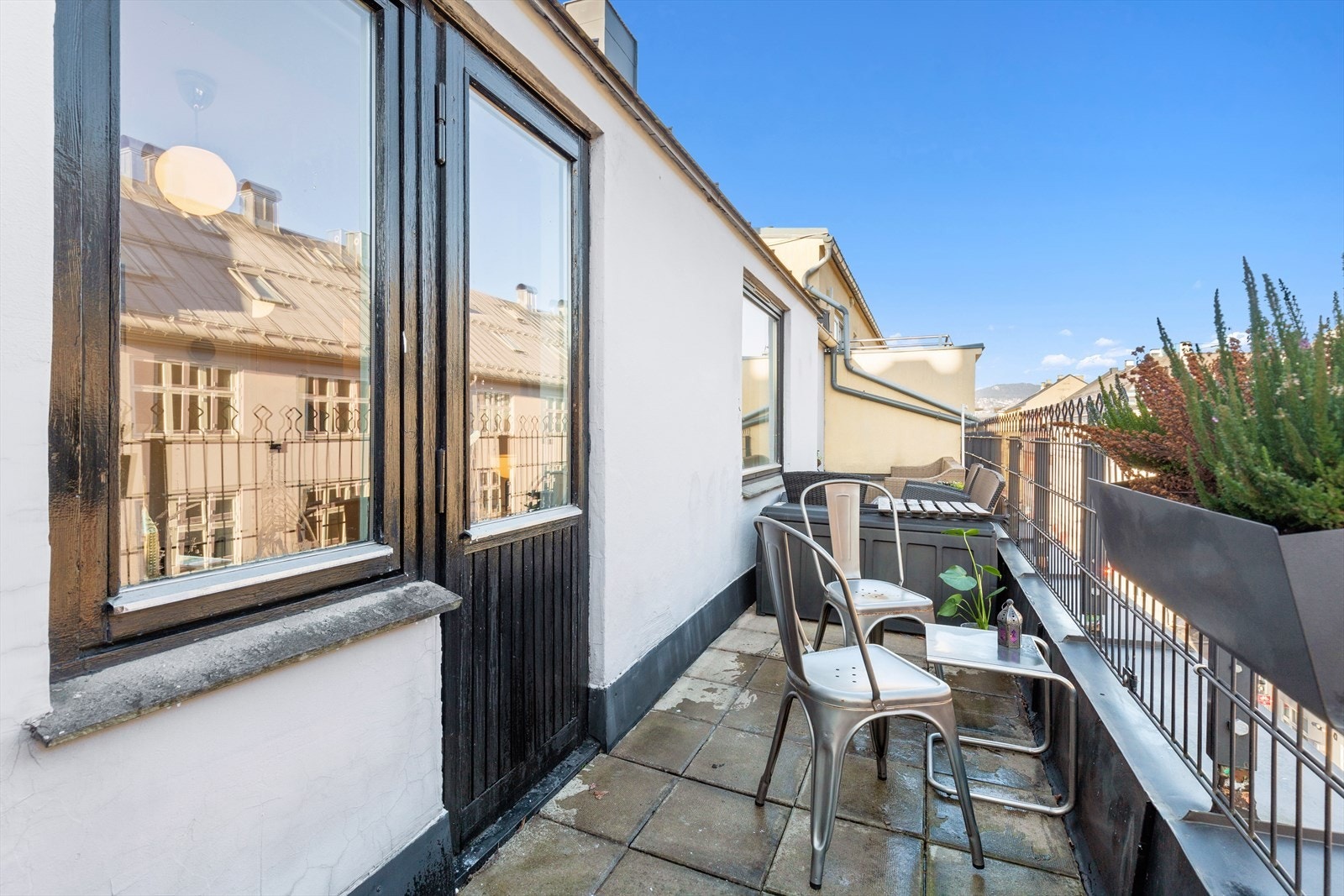 Toppleilighet med egen terrasse med fin utsikt og gode solforhold. Galleribilde