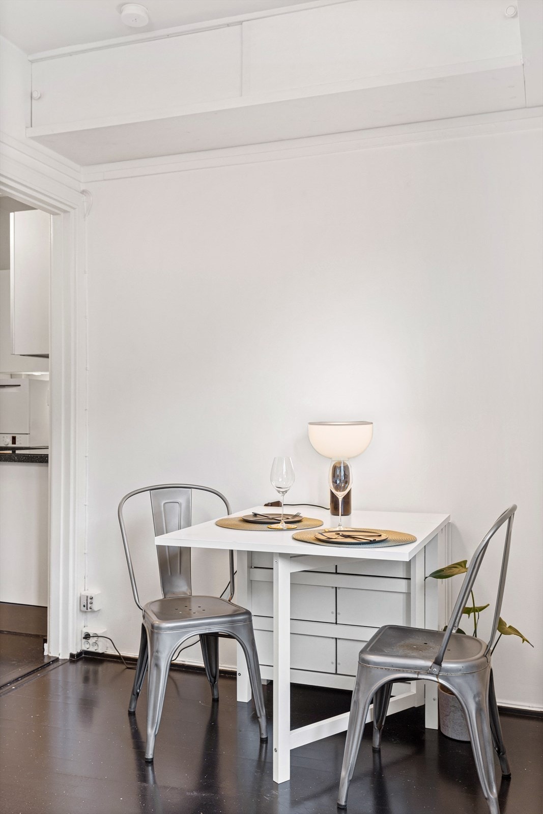 Plass til spisebord. Er det ikke behov for spisebord er det mulighet for å ha garderobeskap på denne veggen. Galleribilde