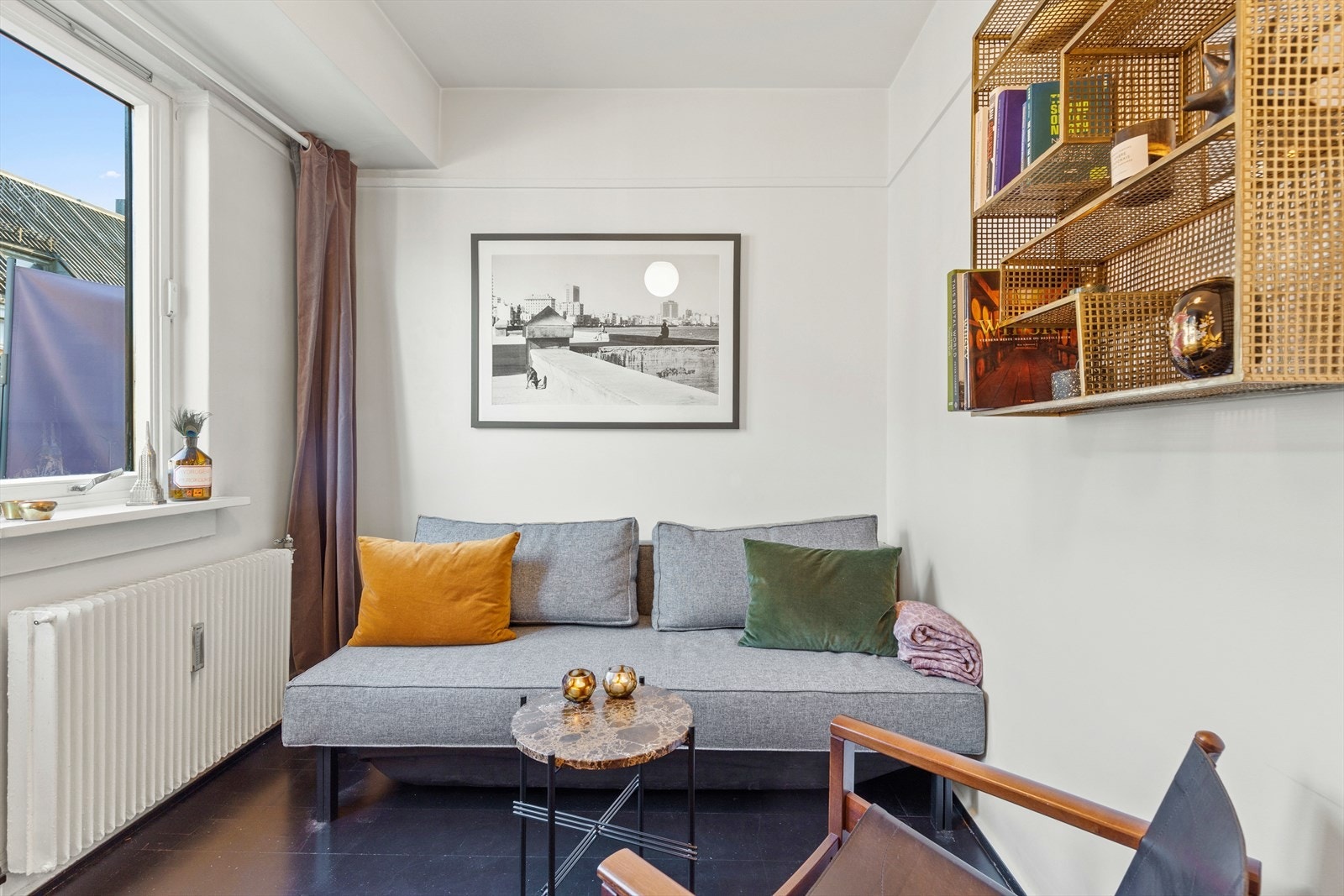 Lyst og luftig rom med plass til seng/sofa, spisebord/skrivebord. Galleribilde