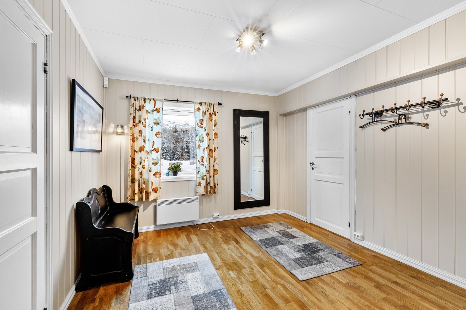 1.etasje består av hall, stue/oppholdsrom, toalettrom og 3 soverom Galleribilde