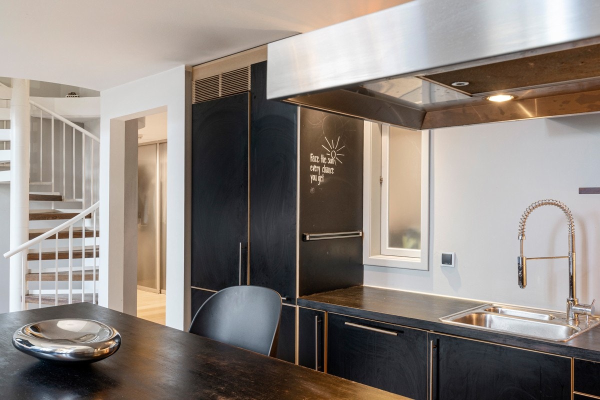 Sortmalte/beisede benkeplater i heltre eik. Hyller over oppvaskbenk Galleribilde