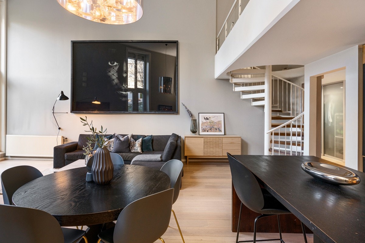 Sitteplass til 4 personer rundt kjøkkenøy - Bildet på veggen fra Pål Laukli og måler ca 4x3 meter og kan kjøpes av selger om ønskelig. Galleribilde