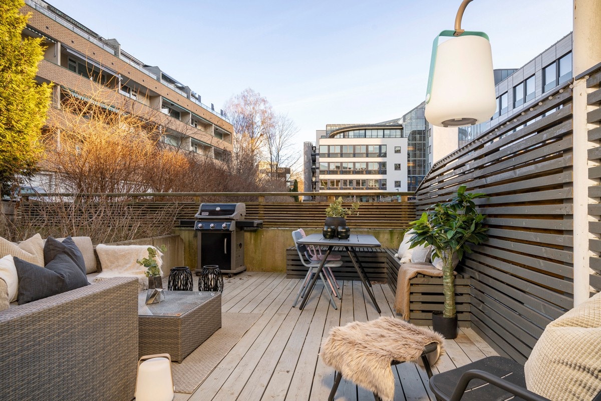 Uteplass på 21 kvm i tilknytning til stue. Du har i tillegg direkte tilgang til sameiets hage. Galleribilde