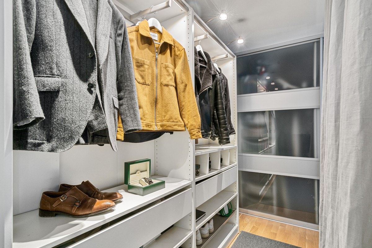 Faste garderobeskap på soverom på messanin. Galleribilde