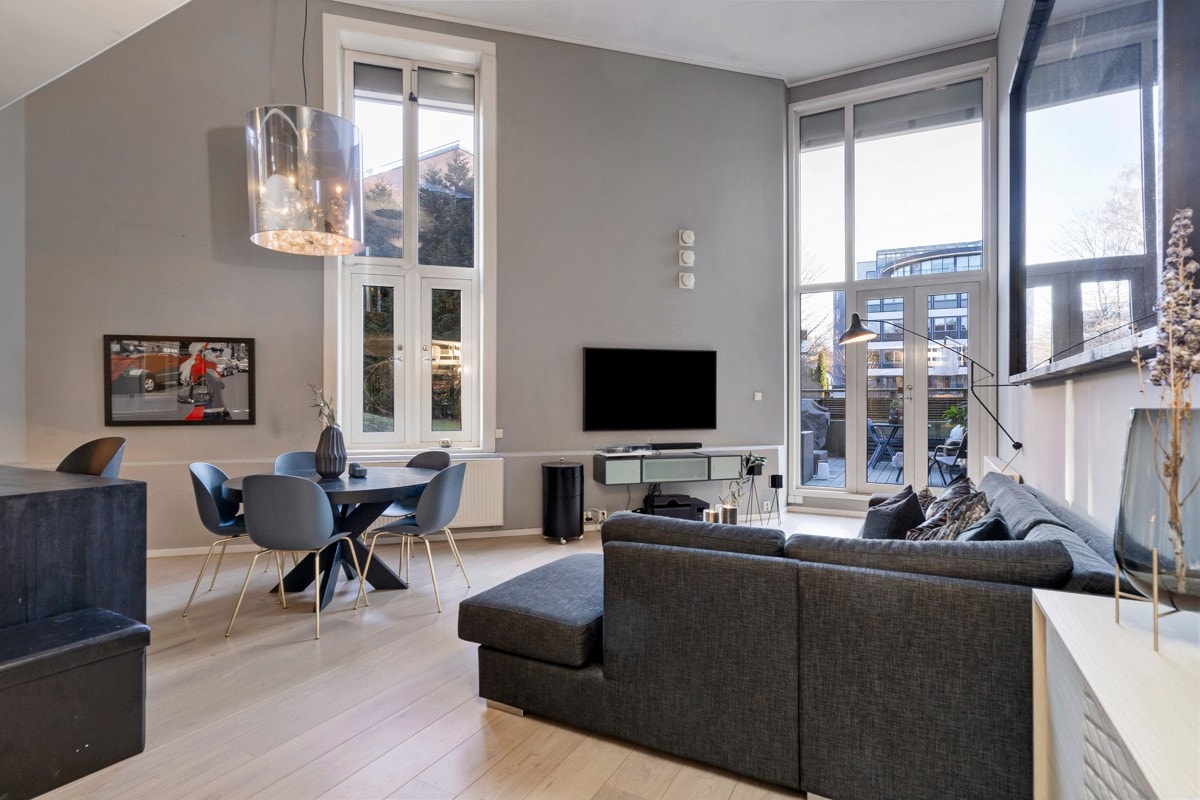 Gode lysforhold i hele boligen grunnet takhøyde og store vinduer fra gulv til tak. Galleribilde