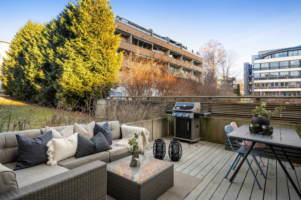 Nyt morgenkaffen med tidlig morgensol på terrassen. Galleribilde