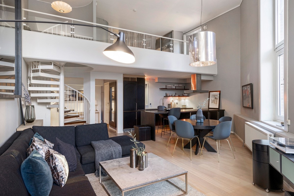 Boligen går over to plan, med mesanin og ca. 5 meter takhøyde. Galleribilde