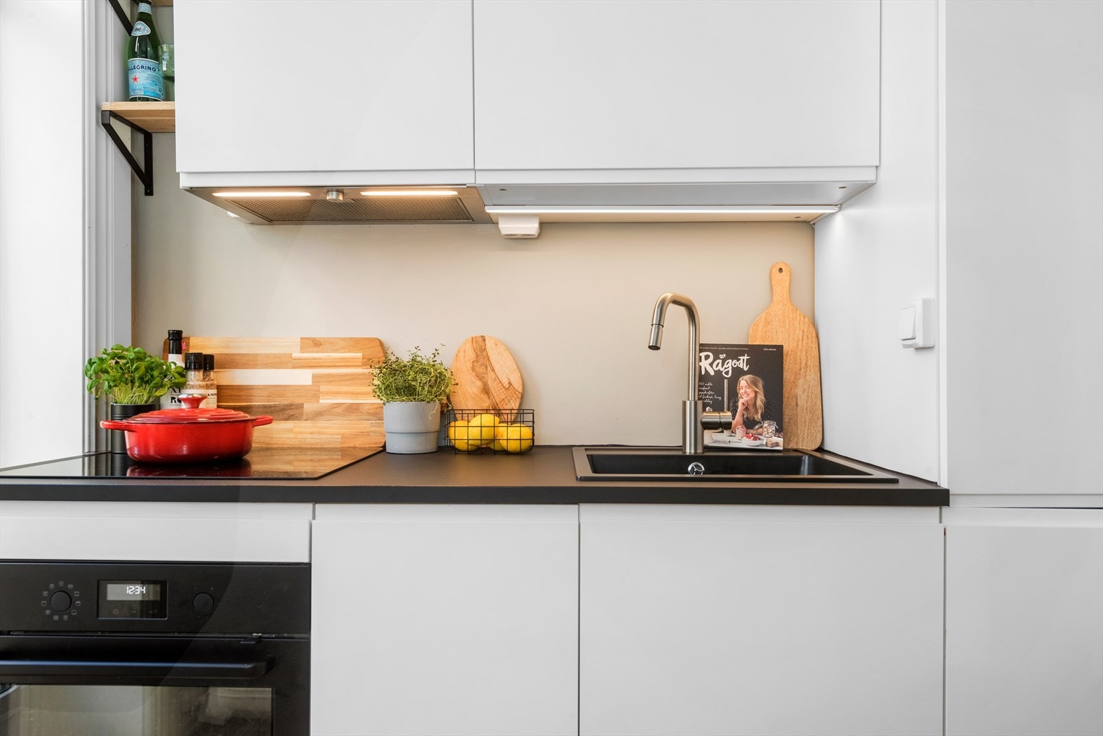 Hvitevarer som induksjonstopp, stekeovn, oppvaskmaskin, vaskemaskin og kjøleskap medfølger. Galleribilde