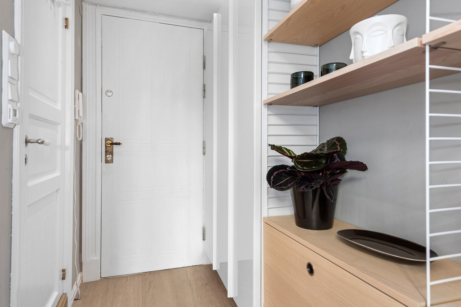 Entréen har garderobeskap Galleribilde