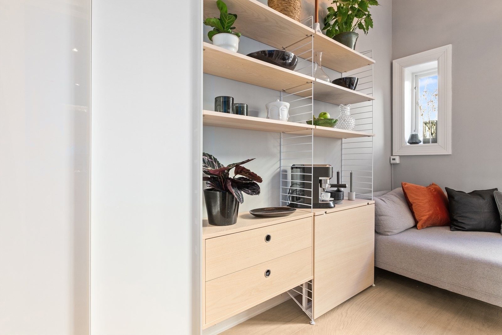 Leiligheten har lys en-stavs eikeparkett og morderne fargevalg. Galleribilde