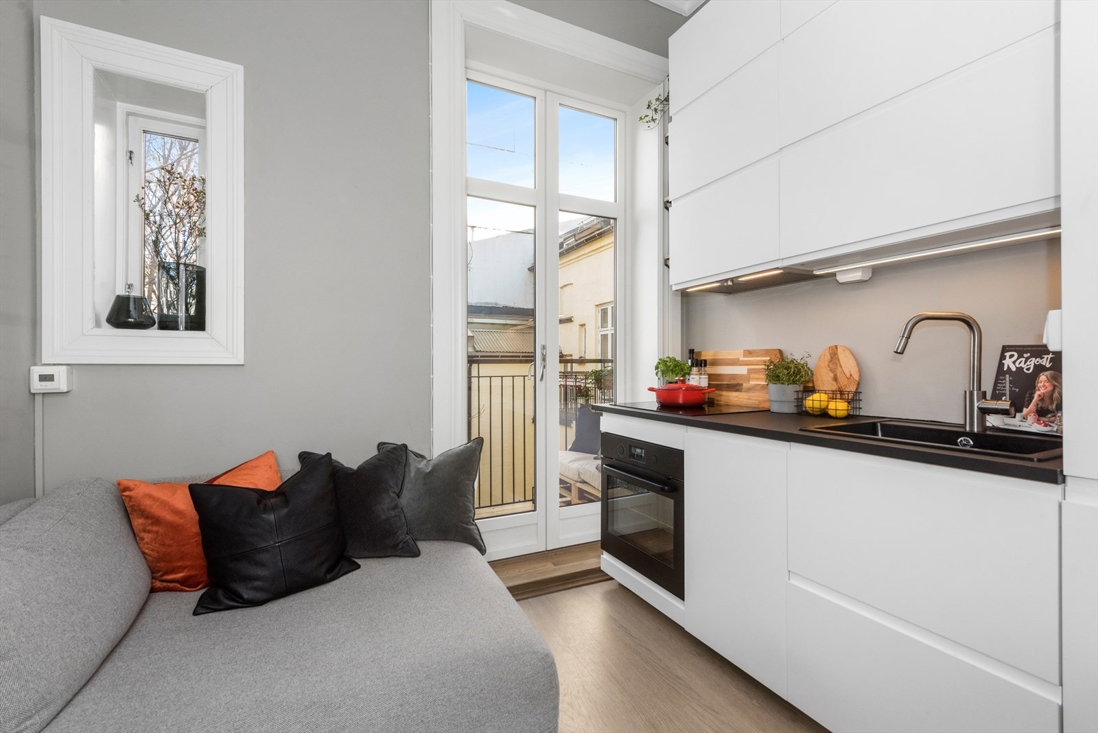 Praktisk designet kjøkken med god lagringsplass. Galleribilde