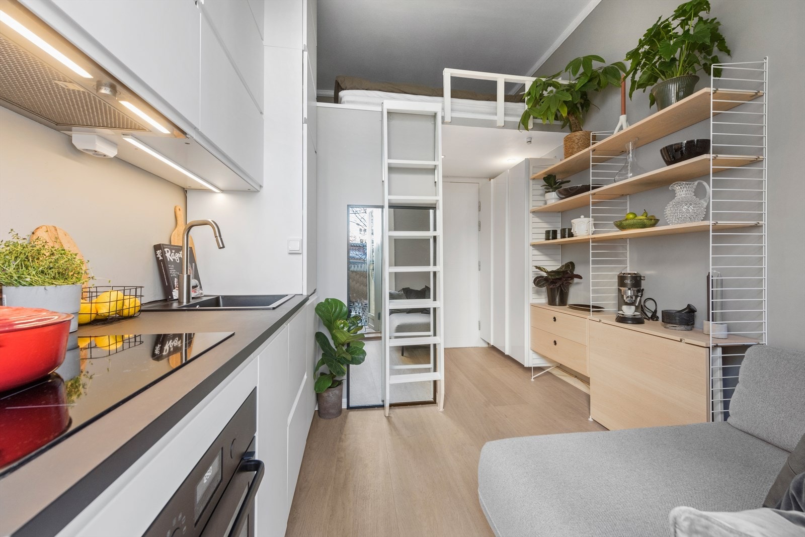 Leiligheten er effektivt utnyttet. Takøyde på ca. 3,13 m og sovehems på ca. 4,3 m² Galleribilde