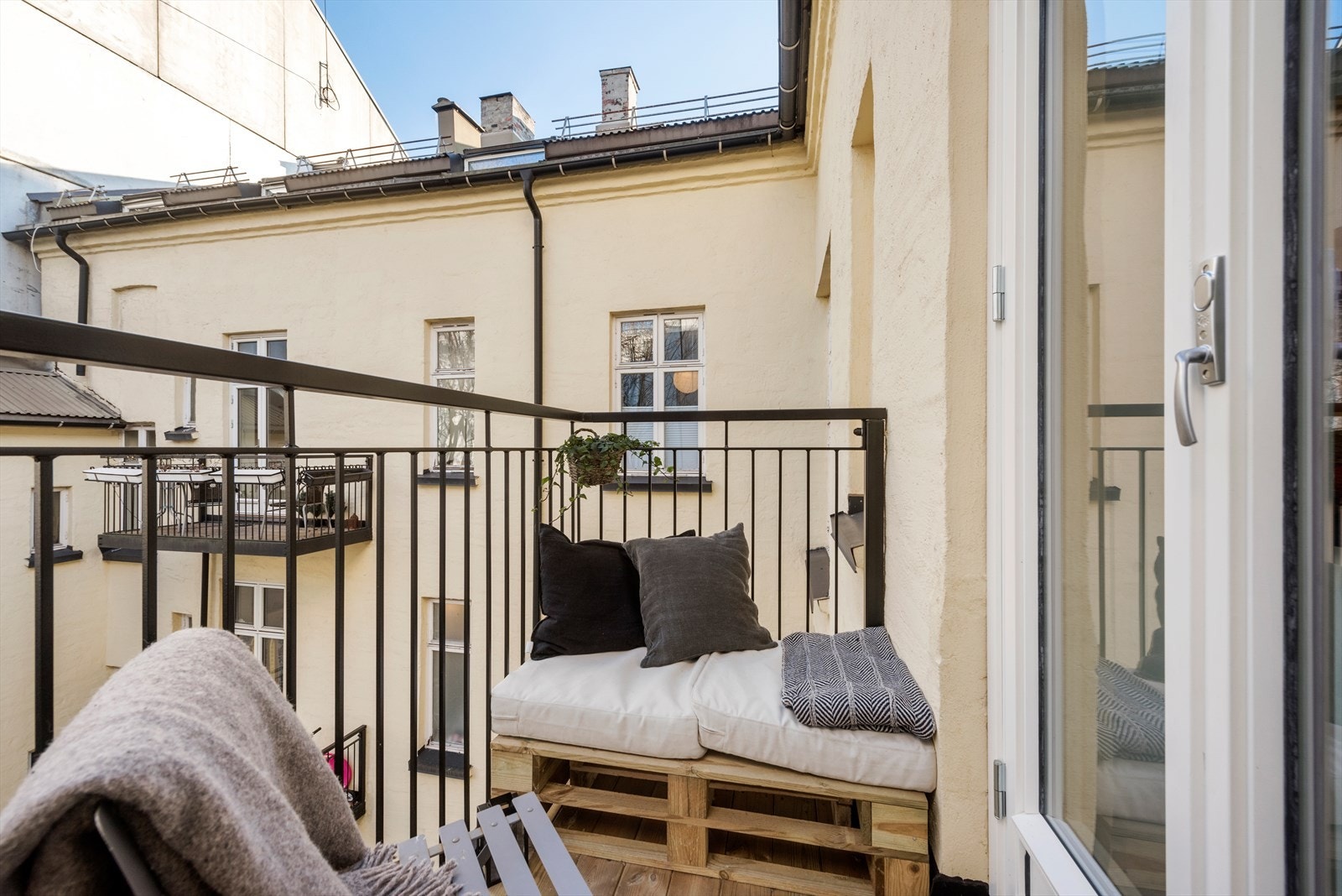 God plass på balkongen Galleribilde